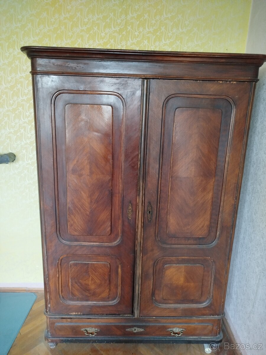 Stará šatní skříň