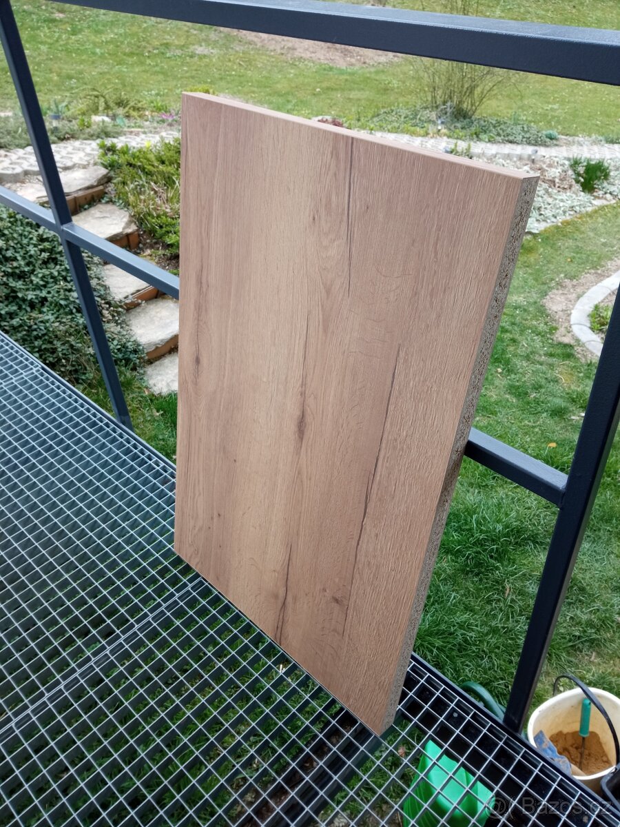 Lisovaná pracovní deska 590x920x40 mm.
