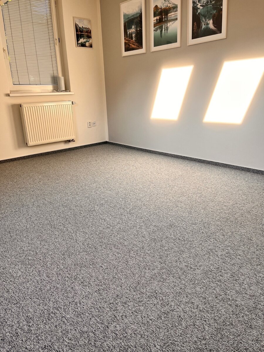 Koberec Desso šedý, čtverce (50x50), 16m2