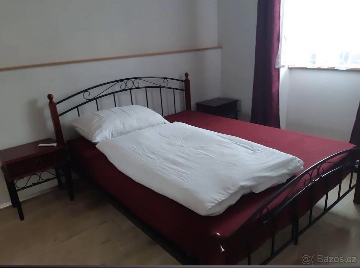 Postel včetně matrace a nočních stolků