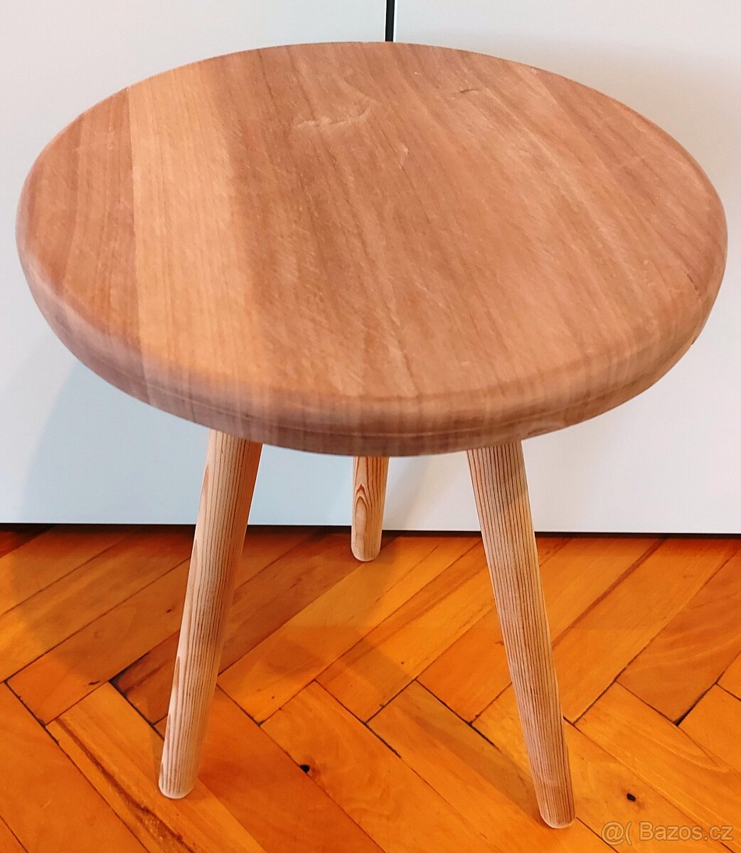 Květinový stolek na trojnožce.,,