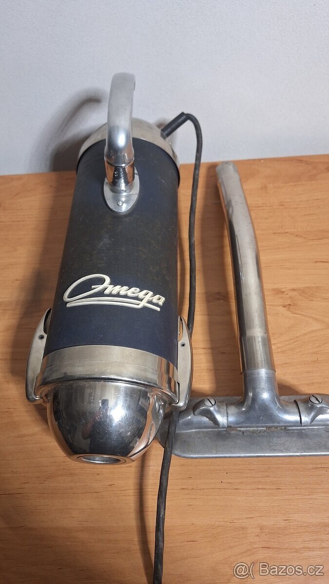 Starý RETRO vysavač Omega typ 1060