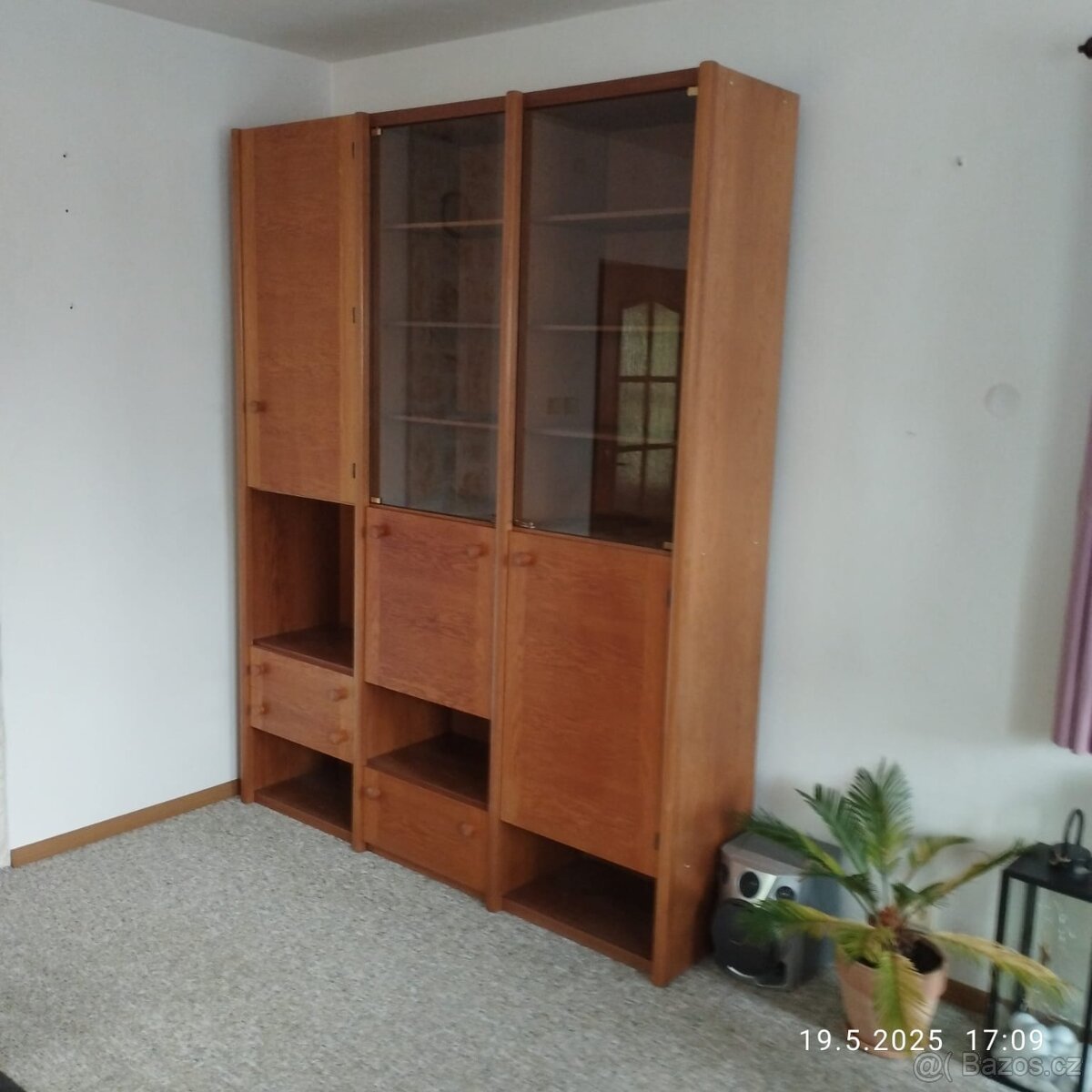 Prosklená obývací stěna, knihovna