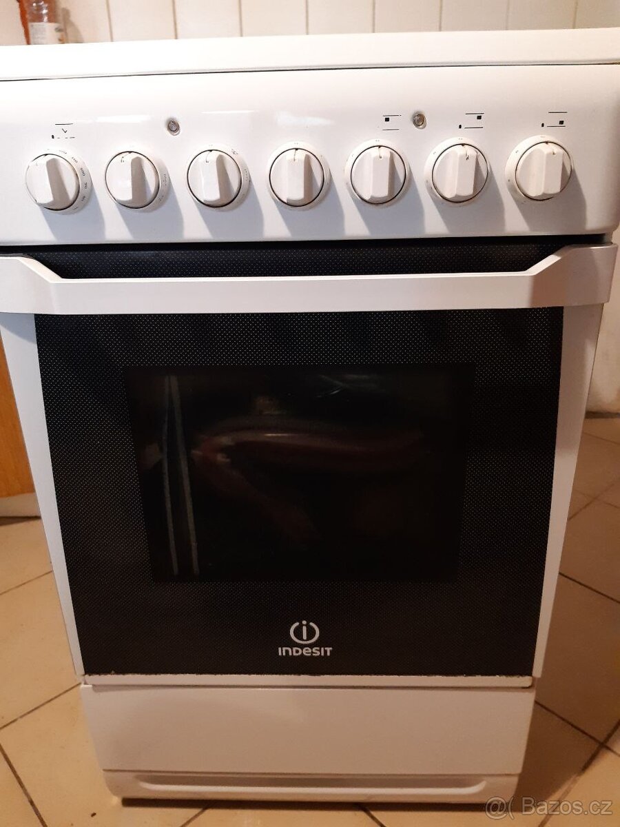 Elektrický sporák s varnou sklokeramickou deskou