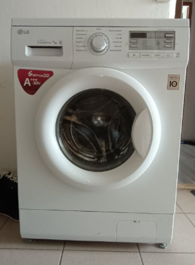 LG Automatická pračka na 7 kg s 13 programy F70B8QD