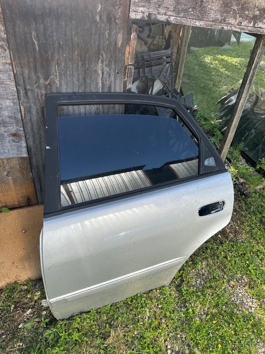 Predám dvere Zadné ľavé Corolla E11 5D liftback 96-01