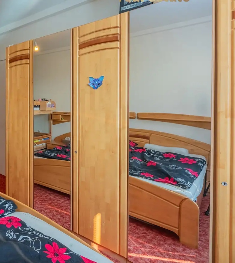 Skříň šatní, 5 dveří, 2 zrcadla