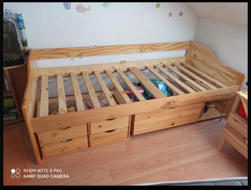 Postel s úložným prostorem