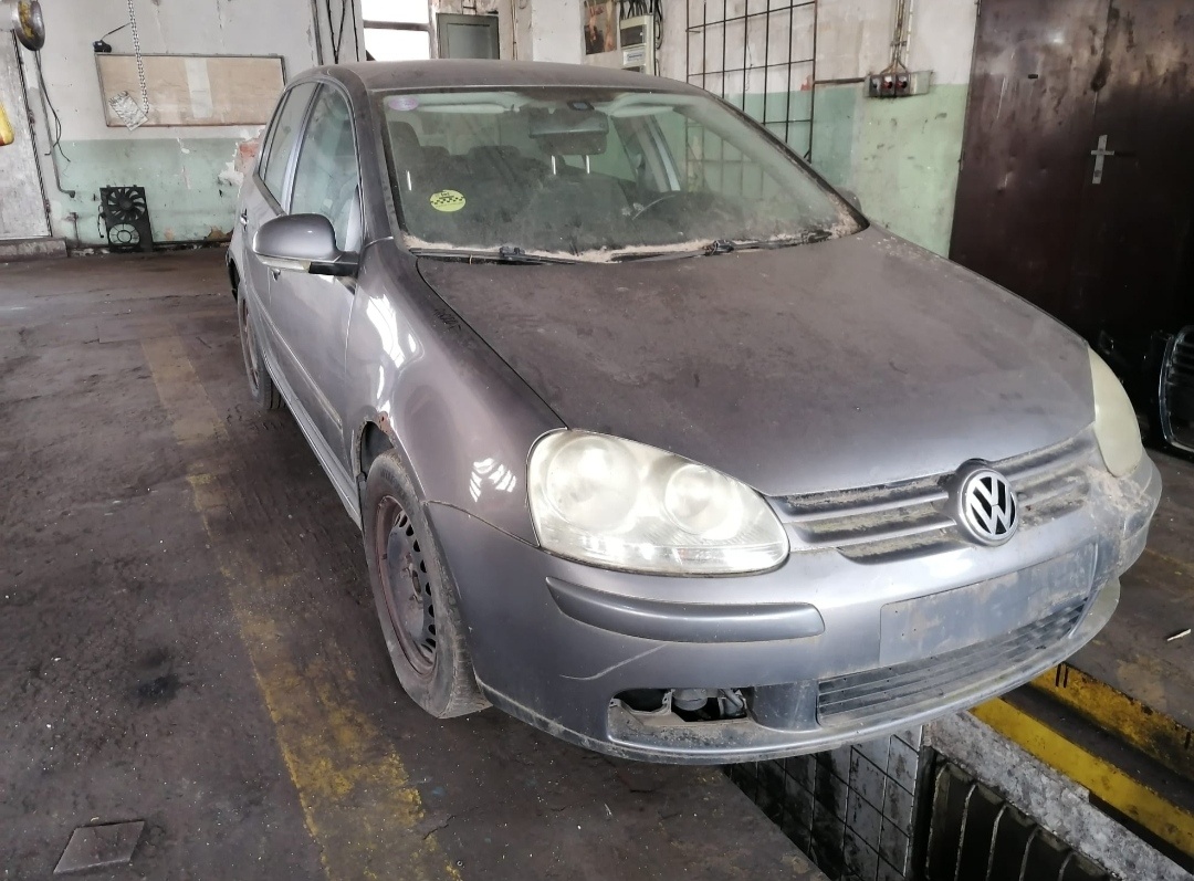 VW GOLF V. -DÍLY Z VOZU