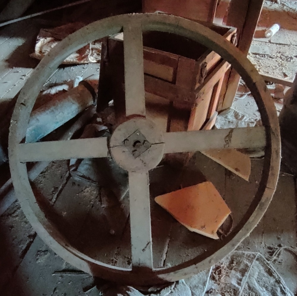 Staré dřevěné kolo o průměru 120 cm