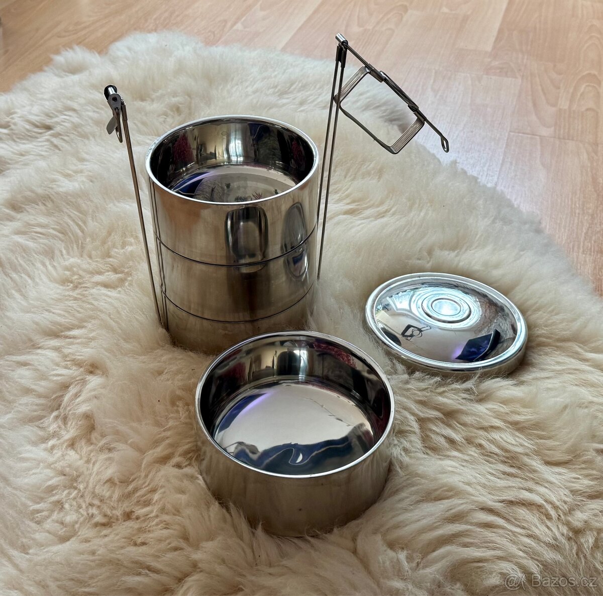 Krásný a praktický celonerezový termojídlonosič 4x1,1 litru