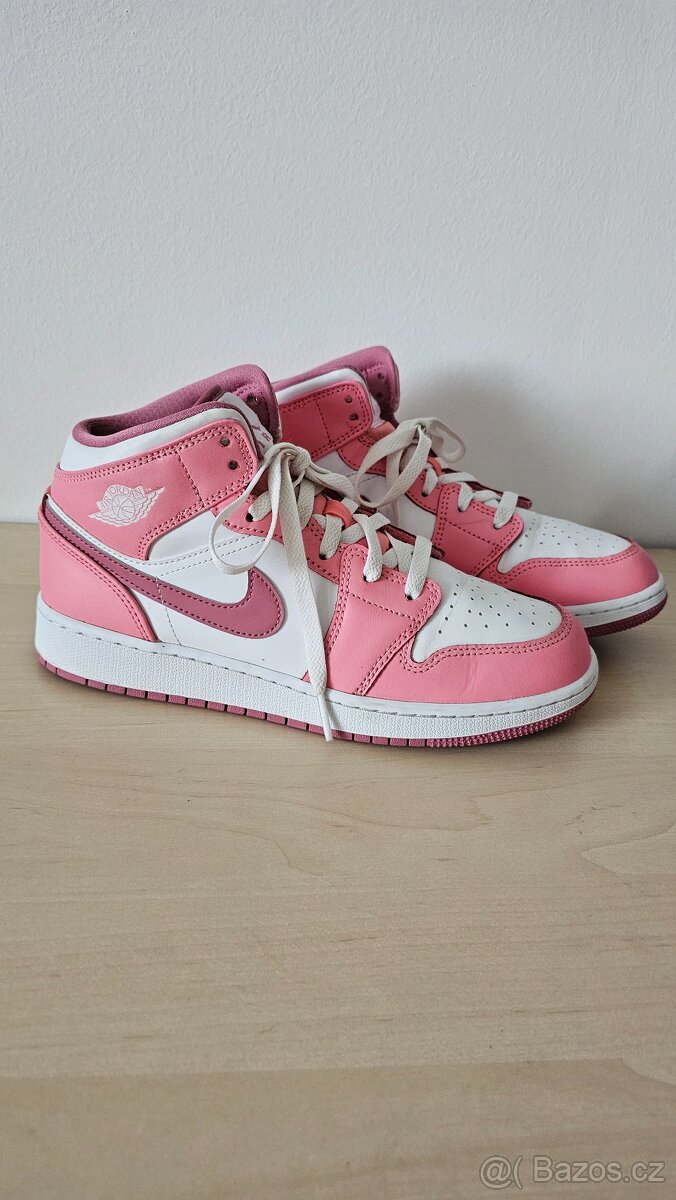 Nike Air Jordan 1 Mid Valentine's Day 39