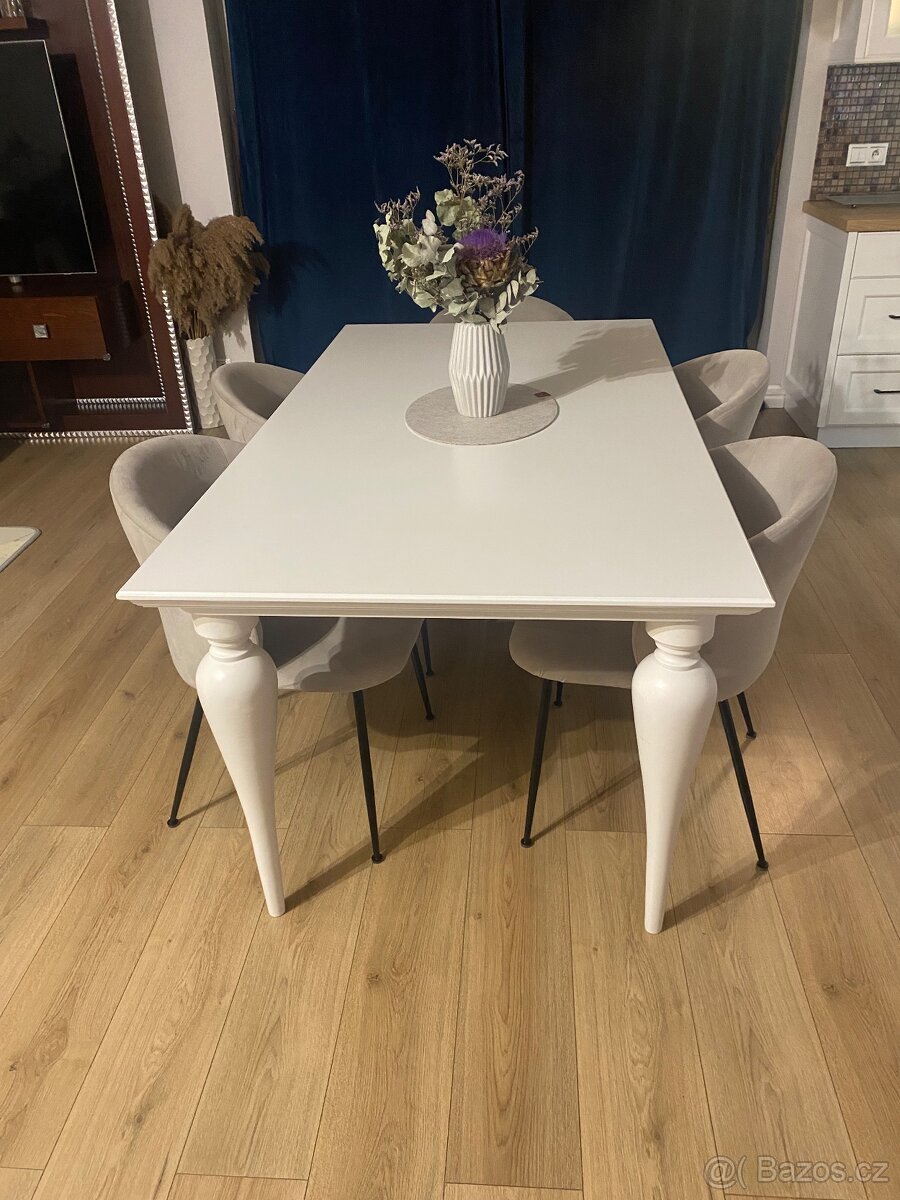 Jídelní bílý stůl