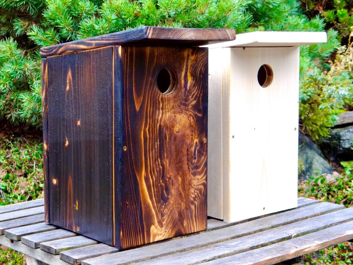 Ptačí budka pro strakapoudy s ochranou proti predátorům