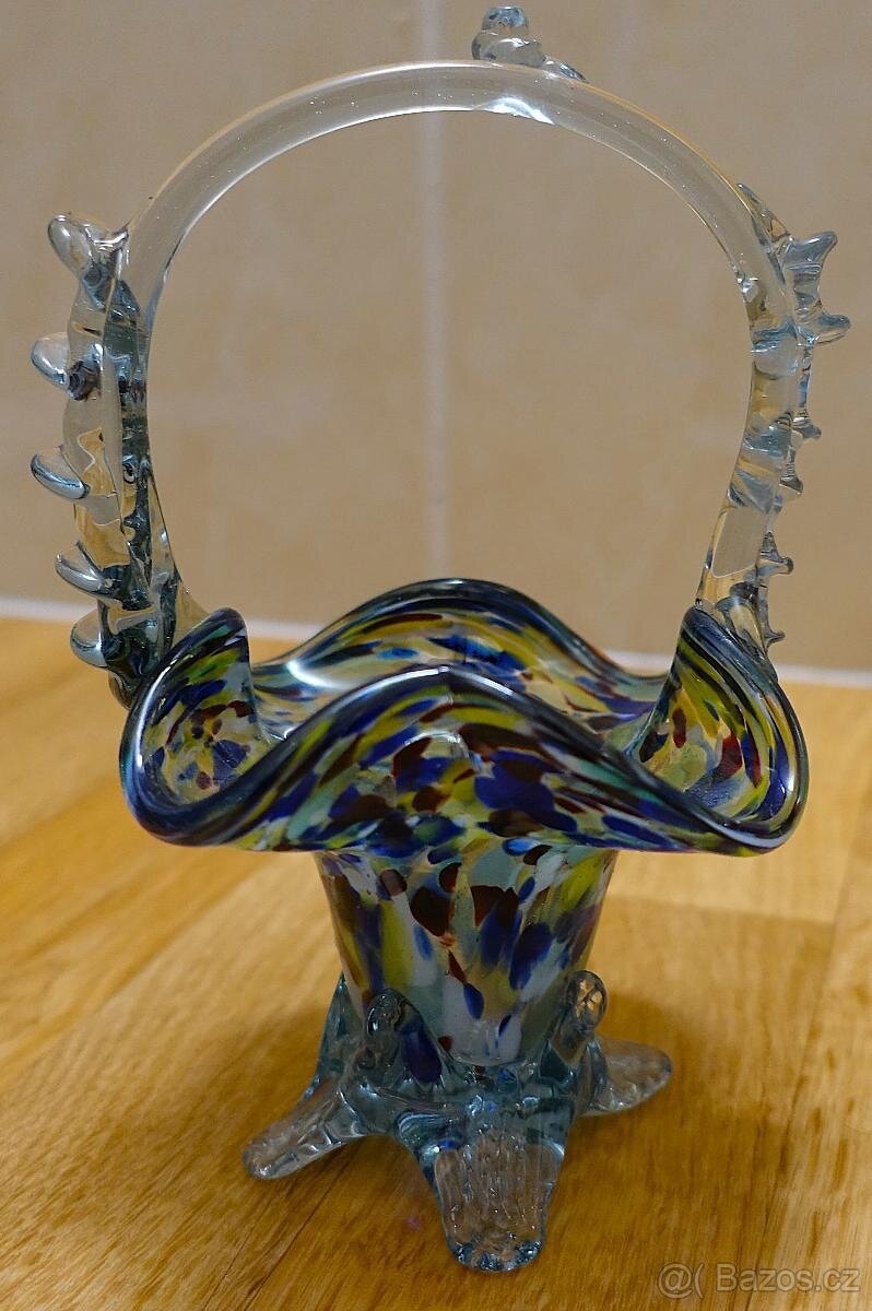 Hutní skleněný košík s uchem – barevné skvrnité sklo