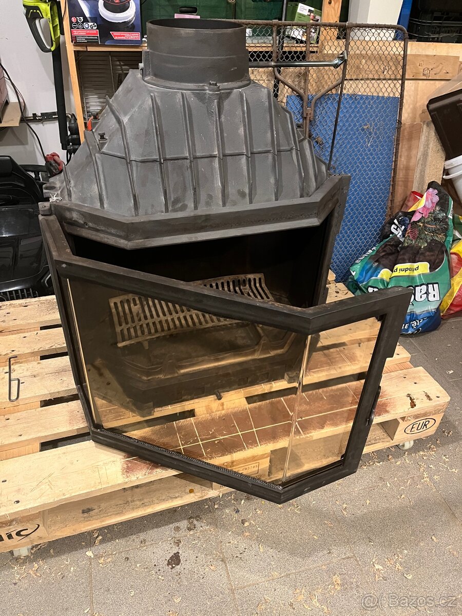 Celolitinová krbová vložka s panoramatickým sklem