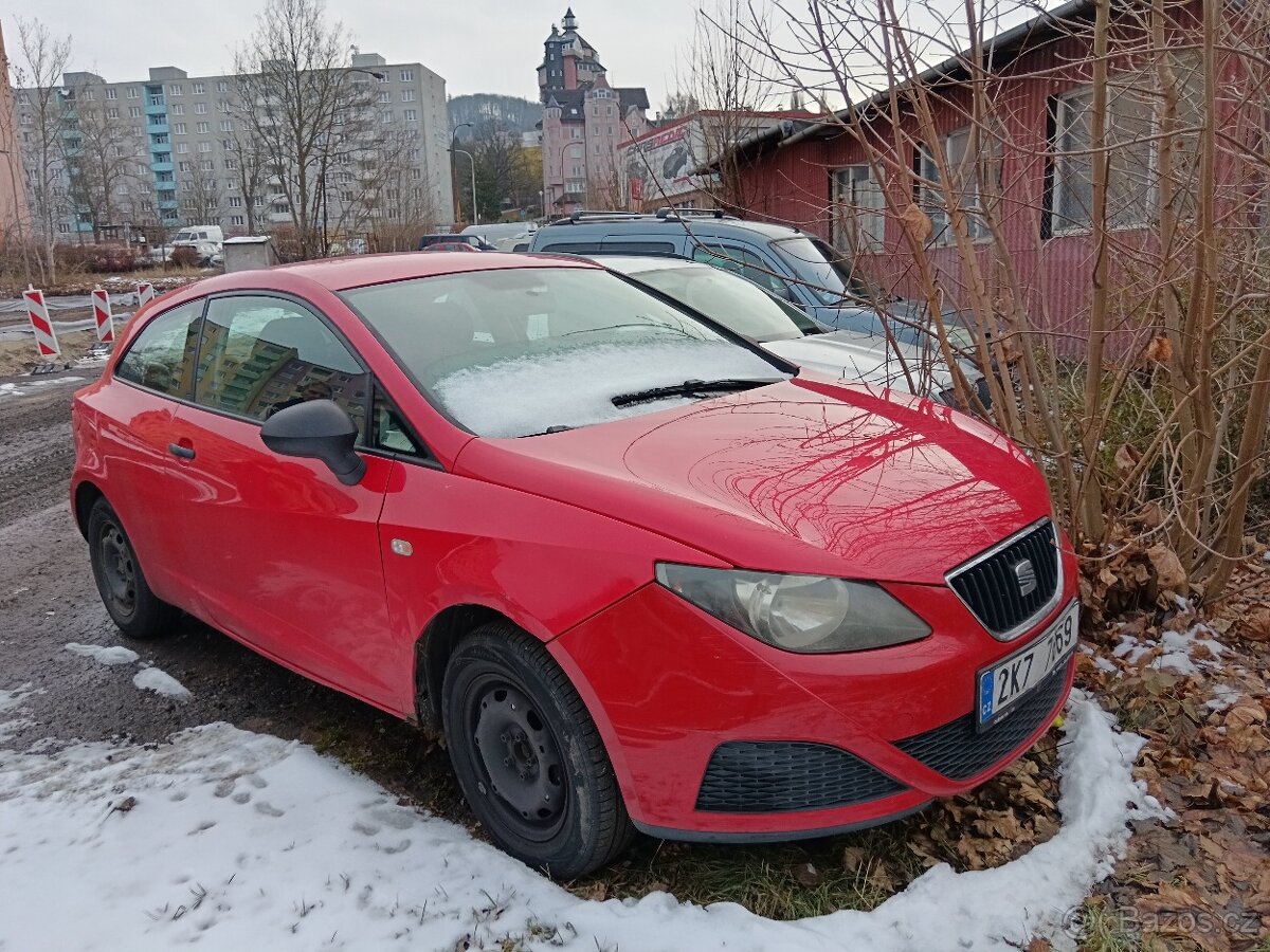 Seat Ibiza prasklá hlava