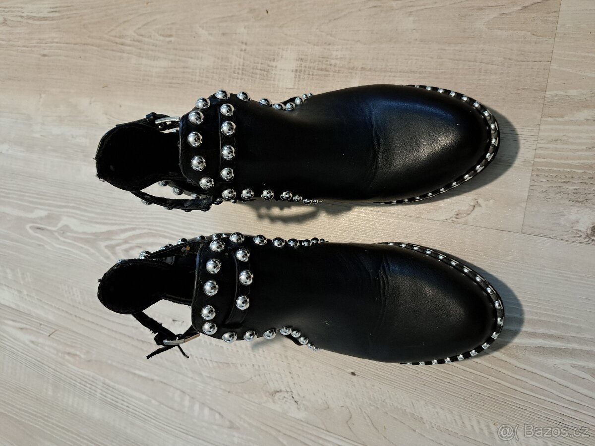 Dámské boty se cvoky, velikost 39