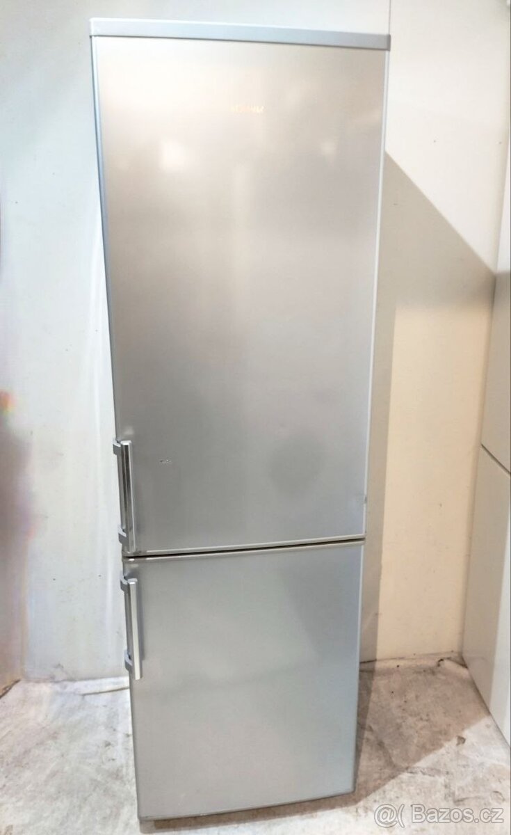 Úzká lednice Boman