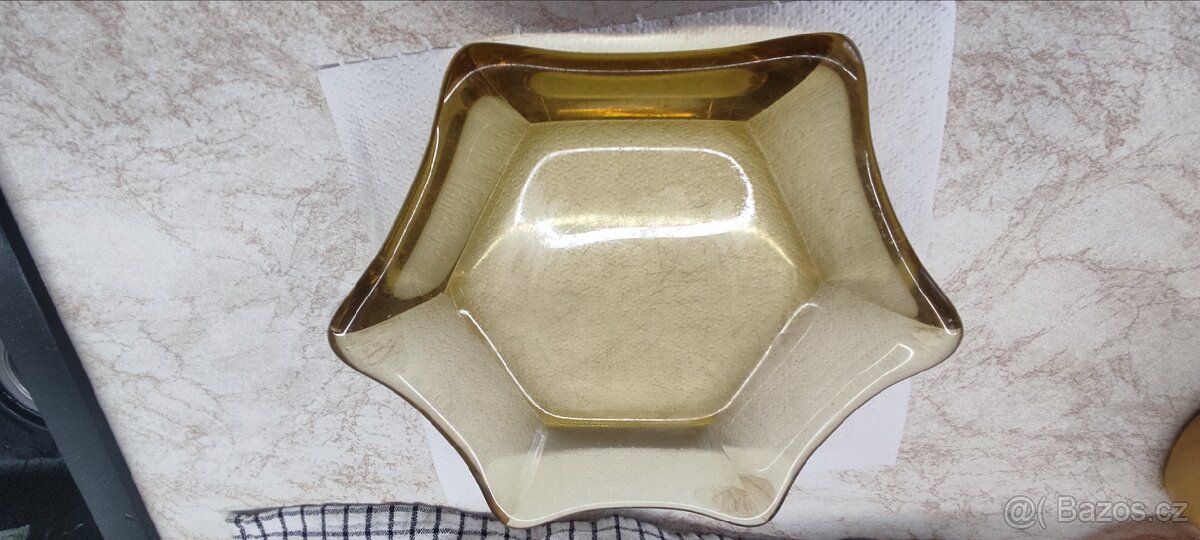 Starožitná míska mohutná