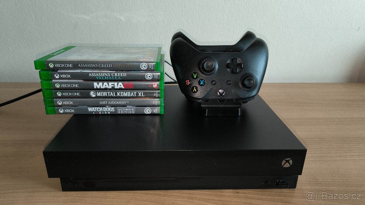 Xbox One X (1TB) +2 ovladače+hry