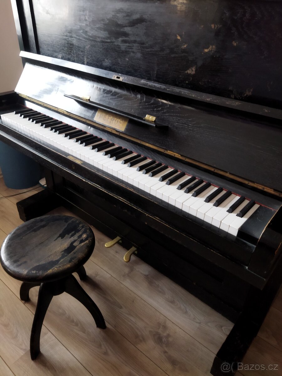 Piano Petrof