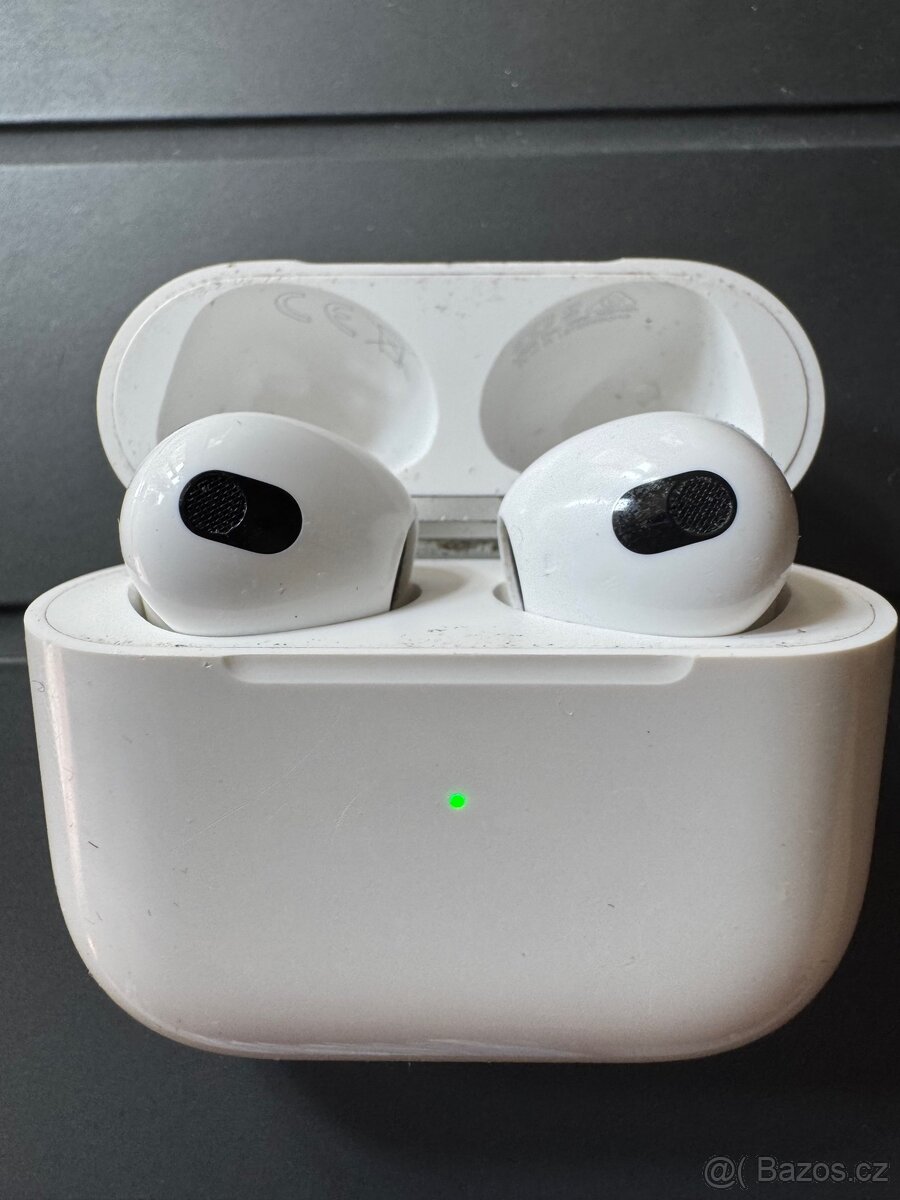 Apple AirPods 3.generace s MagSafe nabíjecím pouzdrem