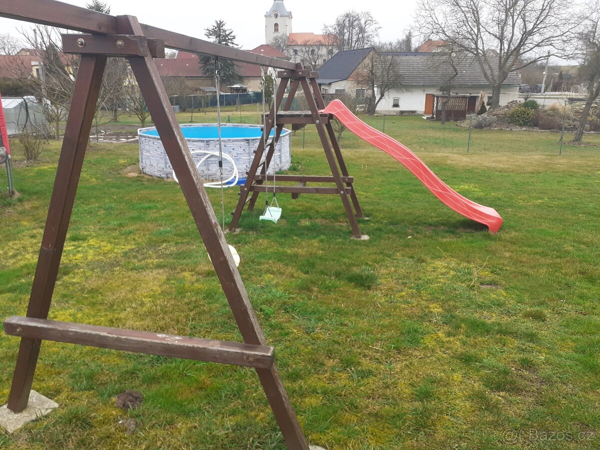 Dětské hřiště se skluzavkou
