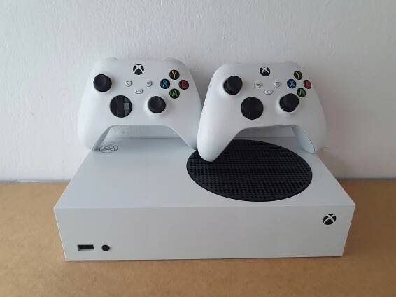 Prodám nebo vyměním Xbox series S 2x ovladac