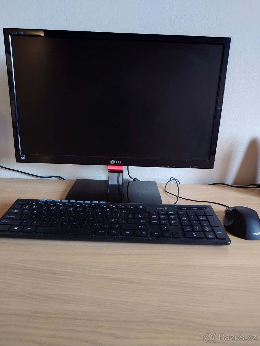 Počítačová sestava (monitor, PC, klávesnice, myš)