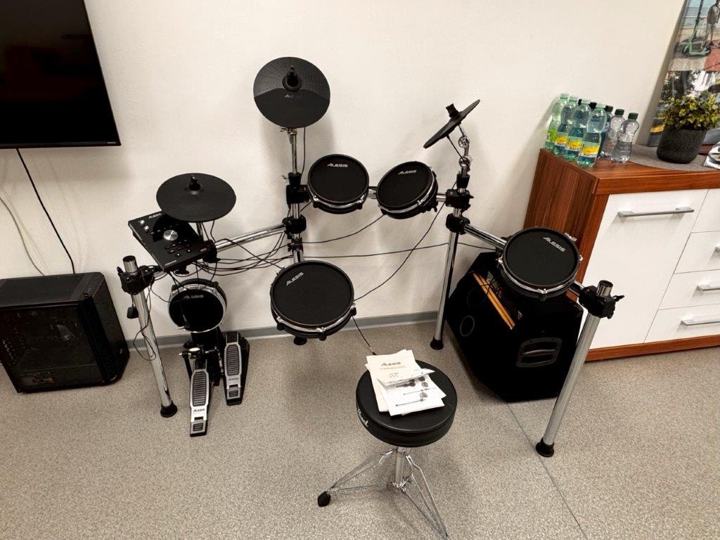 Elektronické bicí Alesis Command Mesh Kit + Laney AH150