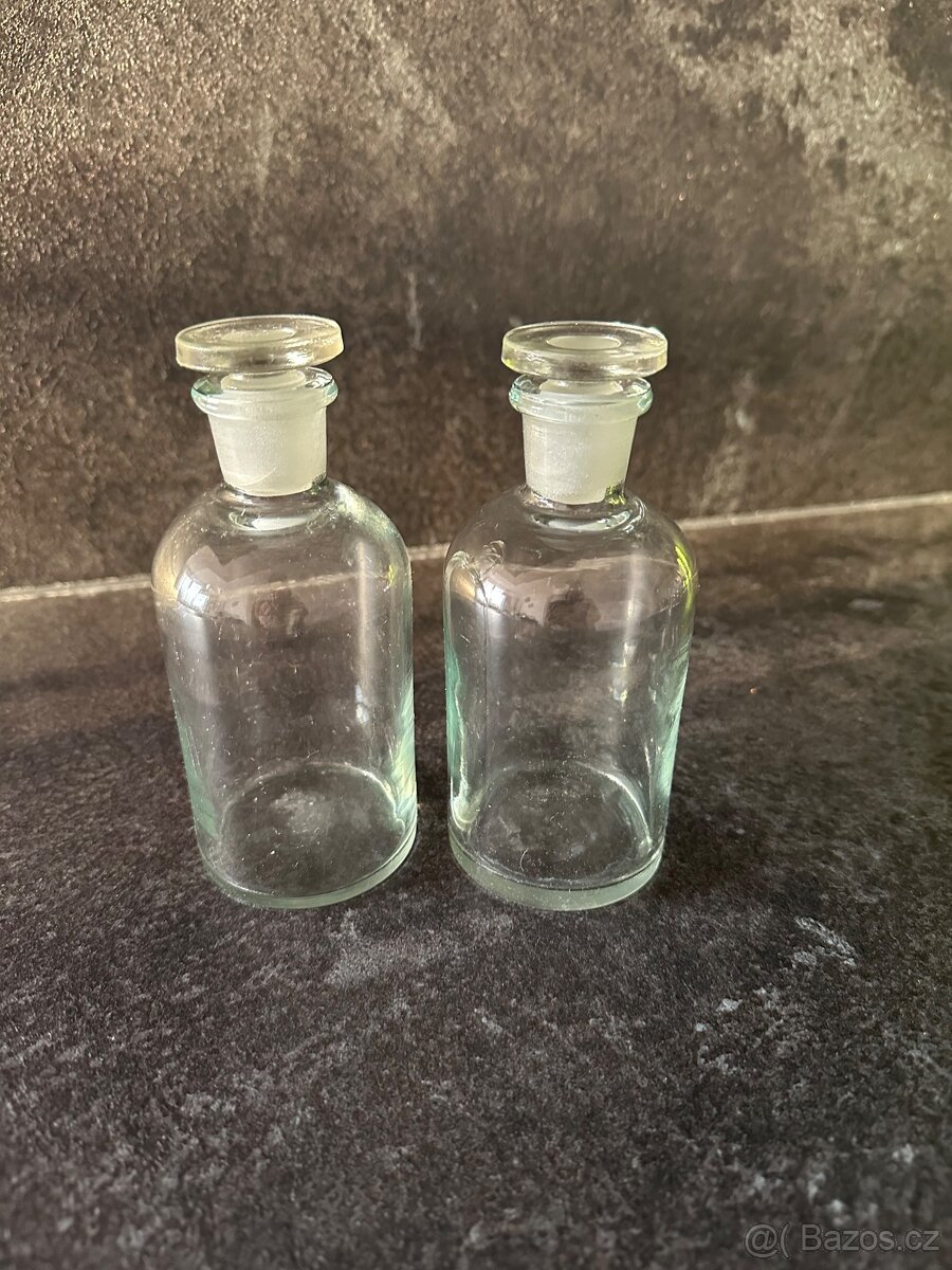 Skleněné lékařské dózy z 19. století