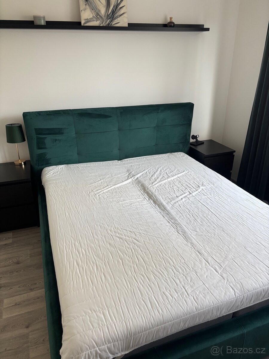 Čalouněná postel