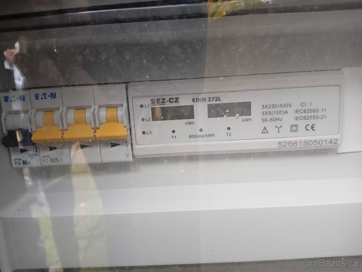 Elektromer a plechová rozvodová skříň
