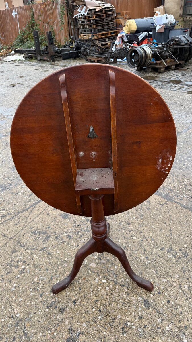 Starý kulatý rozkládací stul