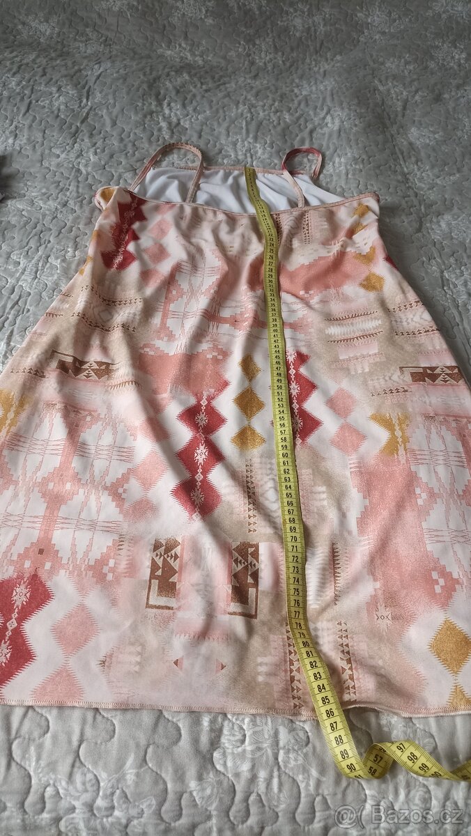 Těhotenské šaty, M