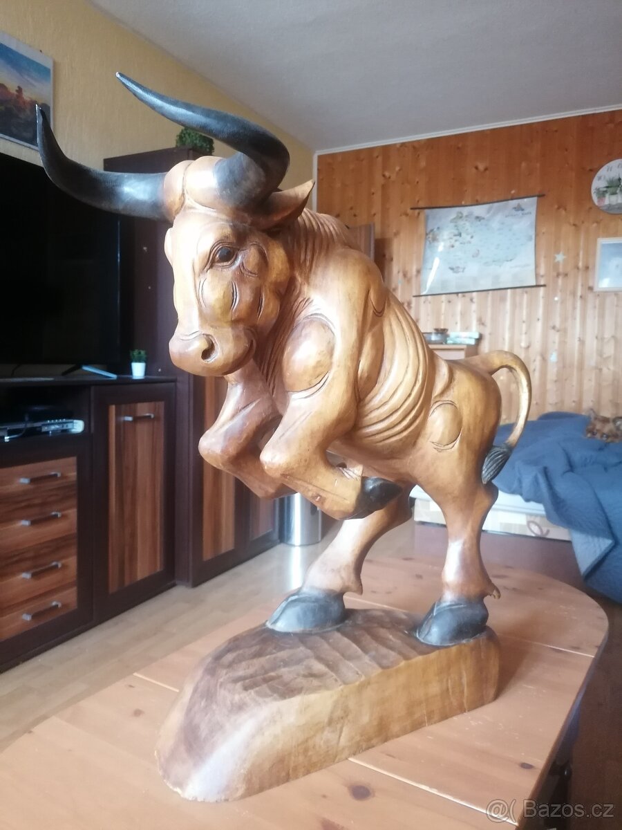 Dřevěná socha býka