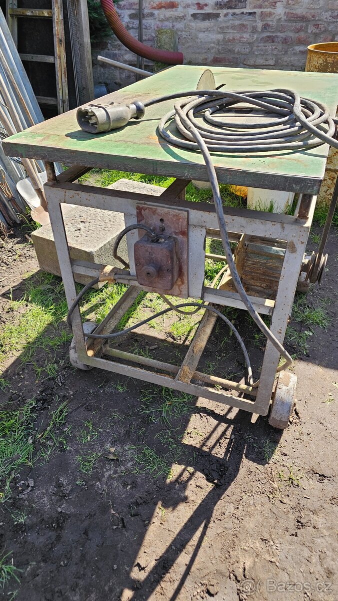 Velká cirkulárka, silný motor.