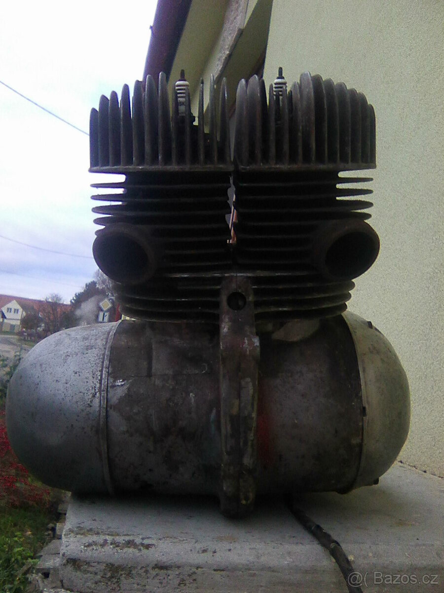 Jawa 350/360 - motor,výfuky s koleny,plechy pod z.blatník...