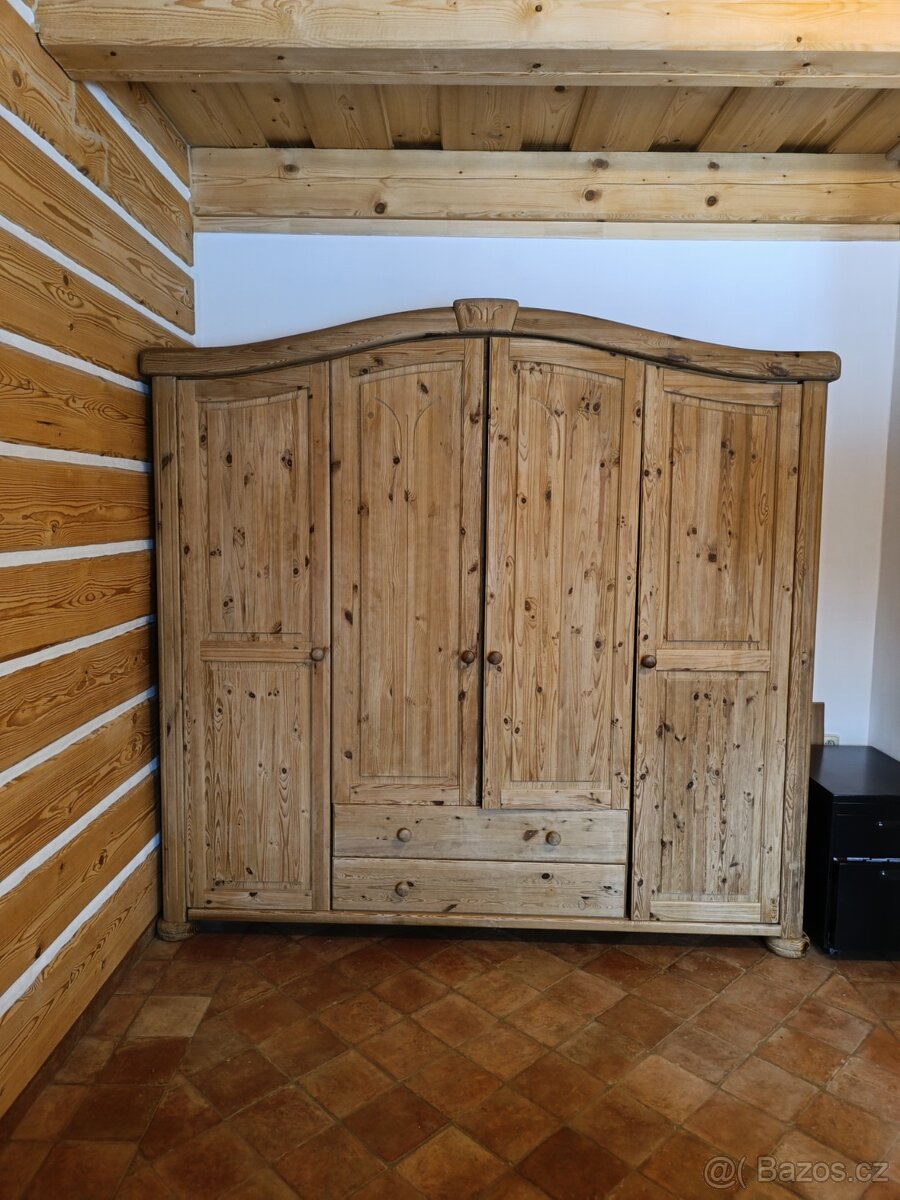 Prodám nádhernou celodřevěnou šatní skříň