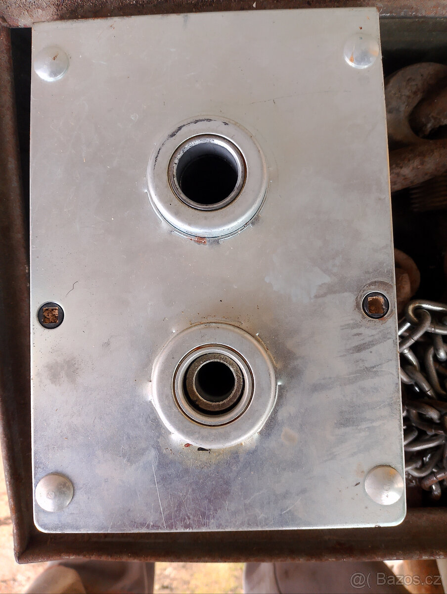 Řetězová kladka na sekční vrata