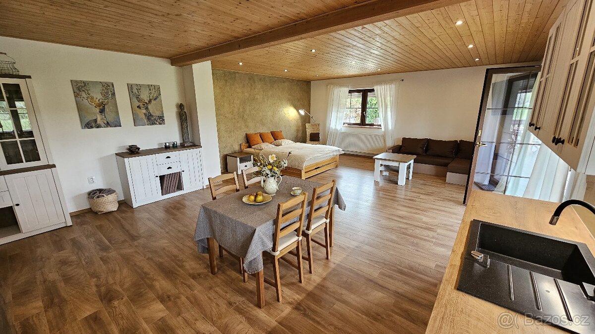 Novostavba RD 360m2 s 3 byty na pozemku 2.800 m2 u Telče.