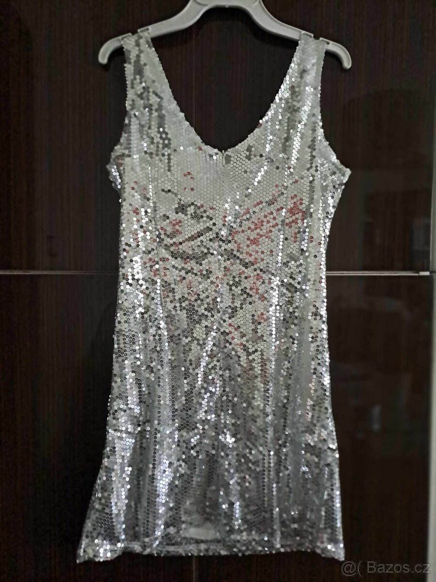 Luxusní stříbrné šaty poseté flitry