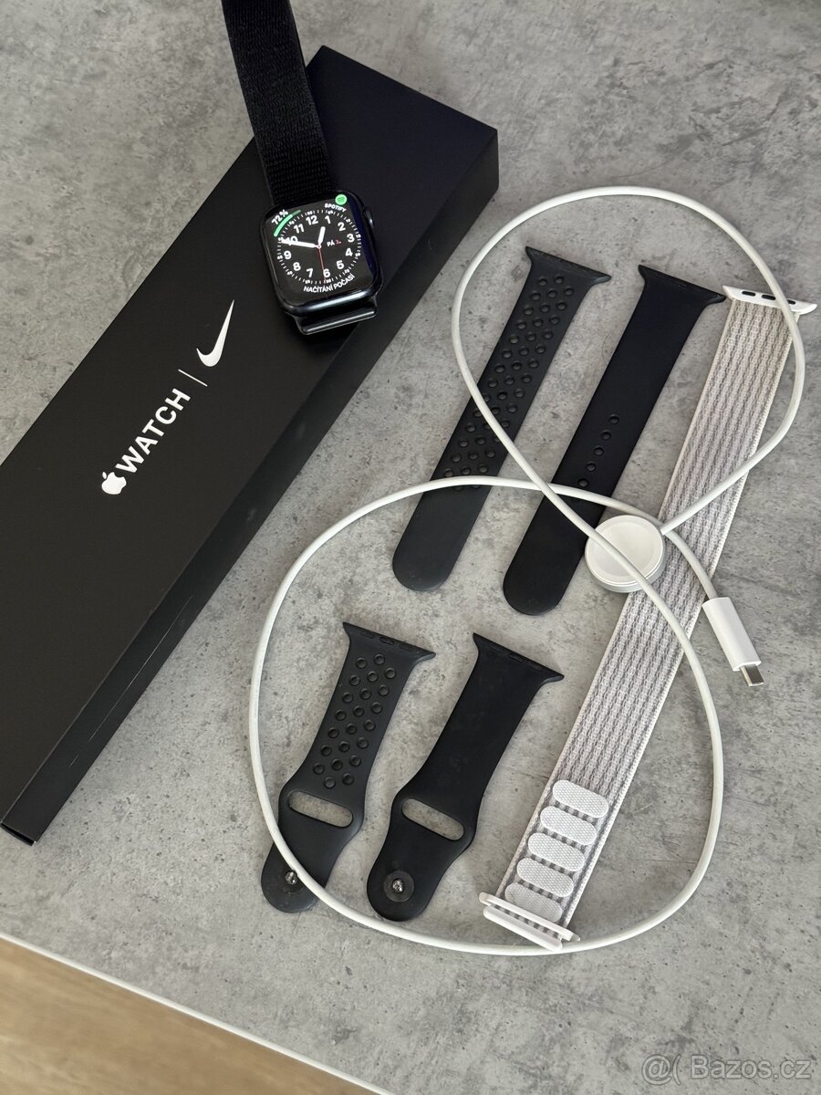 Apple Watch Nike Series 7 45mm Temně inkoustový (Midnight)