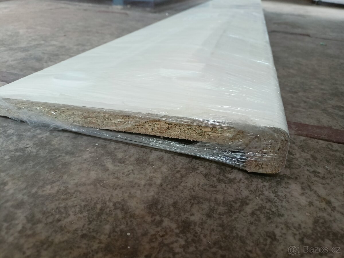 Parapet bílí 2500x300+plastové koncovky 2ks
