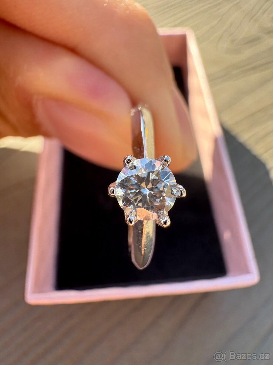 Moisanit prstýnek 0.5 ct – 925 stříbro, GRA certifikát