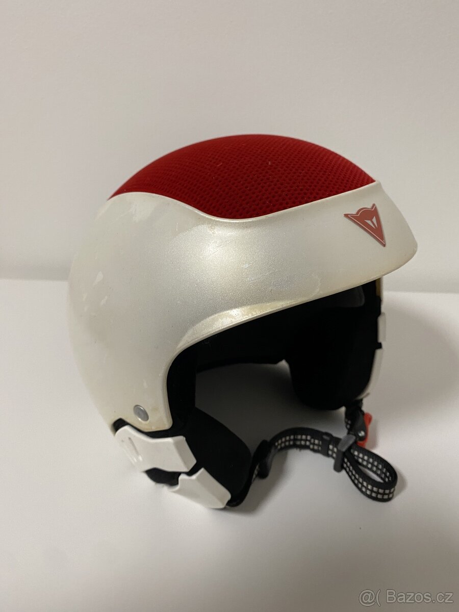 Lyžařská helma značky Dainese