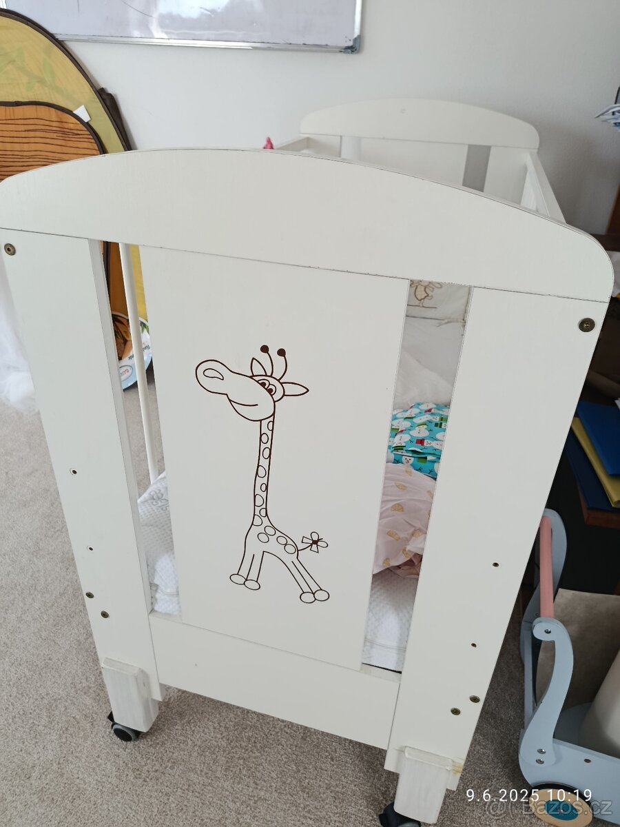 Dětská postýlka na kolečkách s matrací