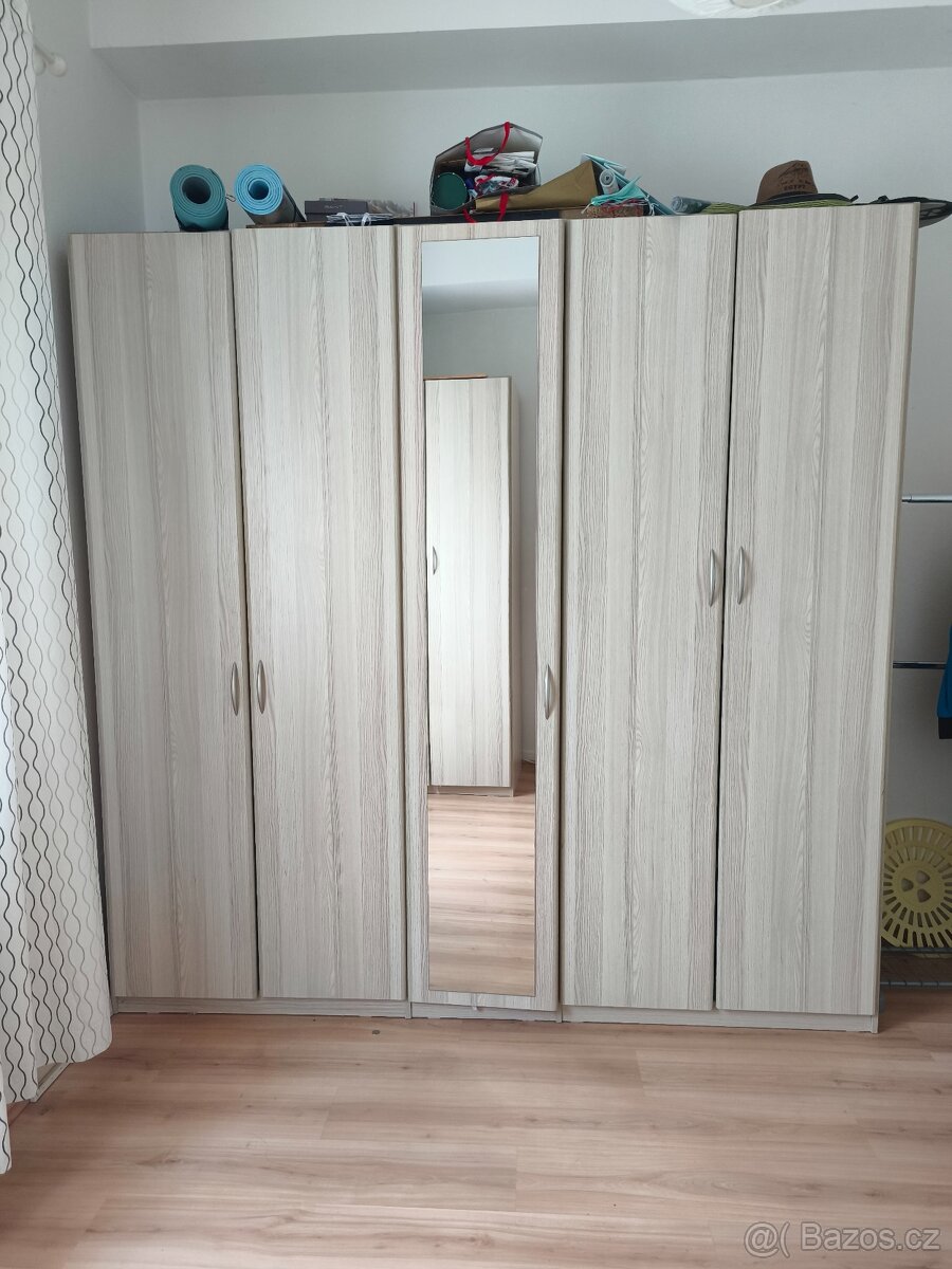 Stěna skříní+ malá skříň