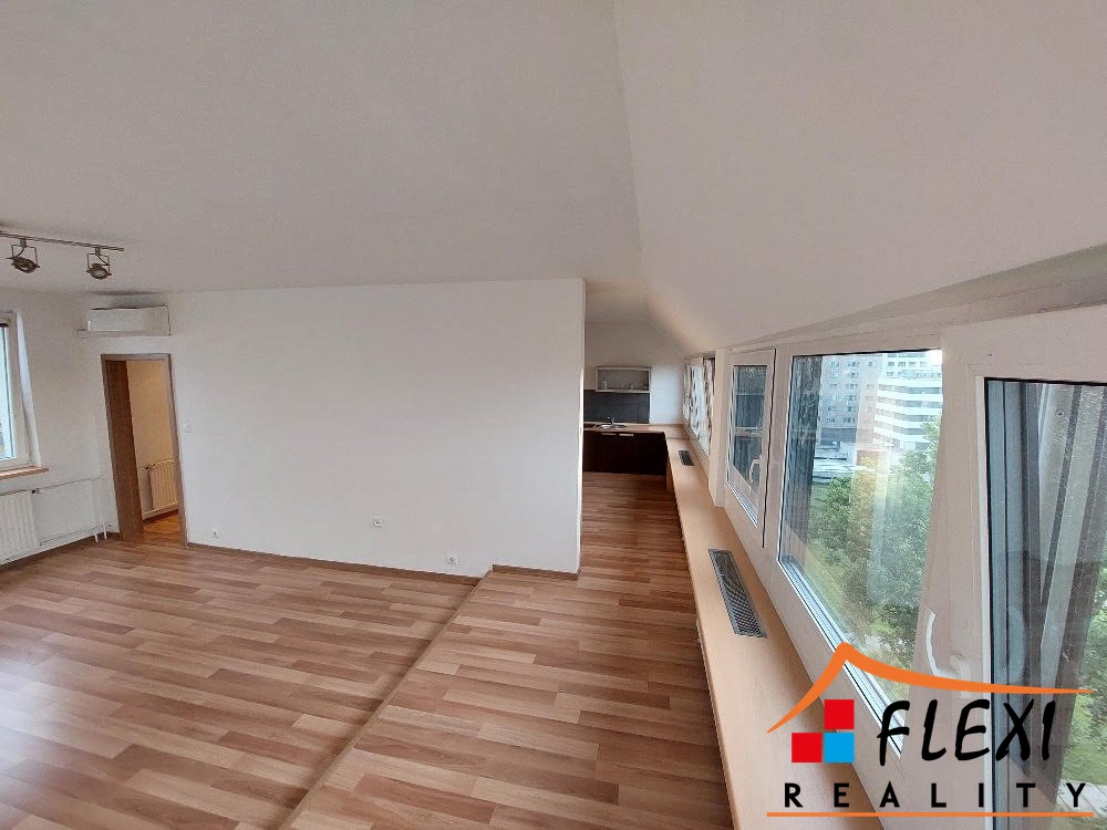 Pronájem bytu 1+1, 54 m2 s klimatizací, ulice Zelená, Moravs